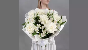 Букет из&nbsp;7 белых, французских роз и&nbsp;6 белых альстромерий FMART by flowwow