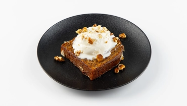 Кекс морковный с грецким орехом и мороженым, кафе