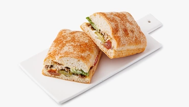 Чиабатта с рваной говядиной, томатами и романо