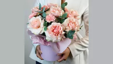 Авторская композиция с&nbsp;французской розой и&nbsp;диантусом "Французский роман" FMART by flowwow