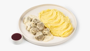 Фрикадельки куриные с картофельным пюре и брусничным соусом