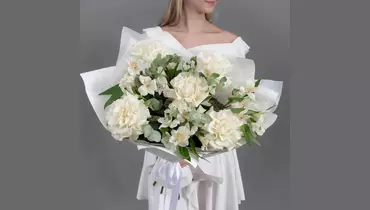 Букет из&nbsp;5 белых, французских роз и&nbsp;4 белых альстромерий с&nbsp;эвкалиптом FMART by flowwow