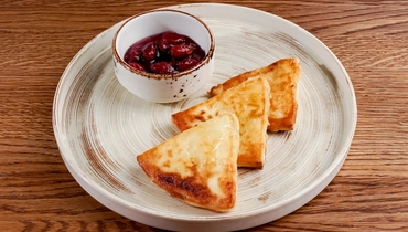 Жареный сулугуни с&nbsp;кизиловым вареньем