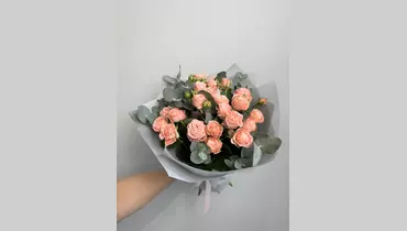 Монобукет с пионовидными розами и эвкалиптом  FMART by flowwow