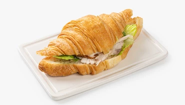 Круассан-сэндвич с индейки и сливочным песто