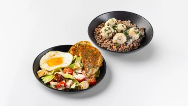 Изображение товара Комбо салат с куриным филе и гречка с куриными шариками в грибном соусе