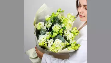 Монобукет из&nbsp;белого лизиантуса с&nbsp;эвкалиптом FMART by flowwow