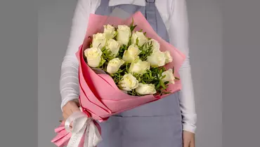 Изображение товара Букет белых роз с зеленью "Нежные обьятия - L"