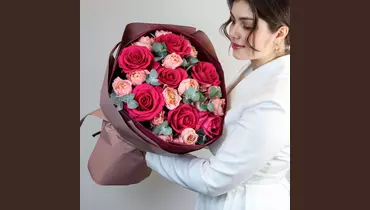 Авторский букет из&nbsp;малиновой и&nbsp;пионовидной розы "Для принцессы" FMART by flowwow