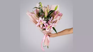 Монобукет из розовых лилий с эвкалиптом