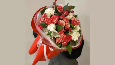 Букет с&nbsp;кустовой розой в&nbsp;ярком оформлении FMART by flowwow