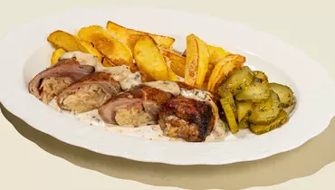 Мясной рулет с печеным картофелем
