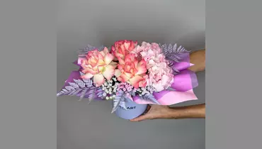 Изображение товара Коробка с французскими розами и гортензией FMART by flowwow 1000 г