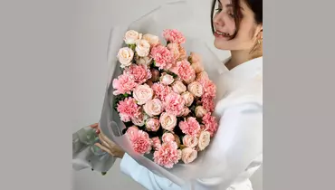 Авторский букет из&nbsp;кустовой розы и&nbsp;гвоздик «Персиковый рассвет» FMART by flowwow