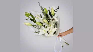 Монобукет из&nbsp;белых лилий с&nbsp;эвкалиптом