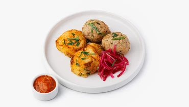 Котлеты из свинины и говядины с картофелем и томатным соусом