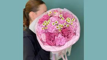 Изображение товара Малиновый закат. Пионовидные розы кустовые розы ромашки FMART by flowwow