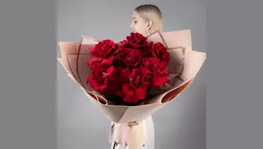 Букет из&nbsp;7 бордовых, французских роз в&nbsp;жёлтой упаковке FMART by flowwow