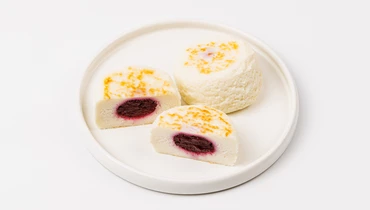 Сырники творожные с начинкой из черной смородины