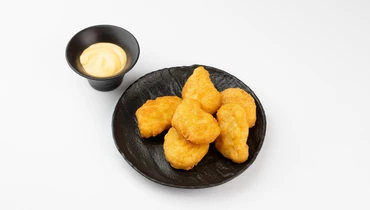 Изображение товара Наггетсы куриные с сырным соусом 270 рублей вкусная закуска