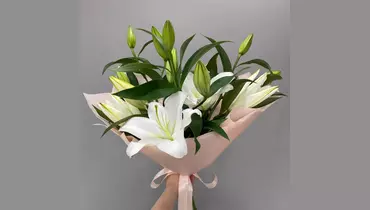 Букет из&nbsp;белых лилий в&nbsp;упаковке FMART by flowwow