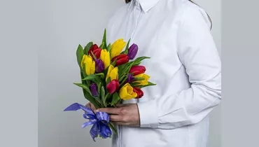 Букет из&nbsp;15 тюльпанов микс стандарт под&nbsp;ленту