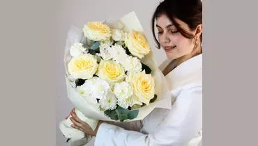 Авторский букет из&nbsp;пионовидной розы, хризантемы и&nbsp;диантусов «Кремовый сад» FMART by flowwow