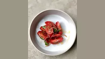 Томаты с&nbsp;красным луком и&nbsp;базиликом