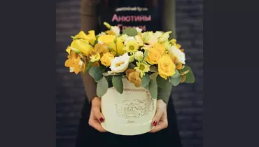 Шляпная коробка из каллы, роз и хризантем в шляпной коробке