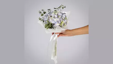 Изображение товара Монобукет из голубой гортензии с эвкалиптом - свежая и элегантная композиция