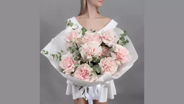 Букет из&nbsp;9 французских, розовых роз с&nbsp;эвкалиптом в&nbsp;красивой упаковке FMART by flowwow