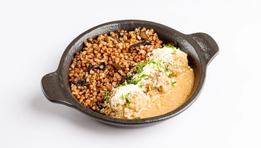 Говяжьи тефтели в&nbsp;томатном соусе с&nbsp;гречкой и&nbsp;грибами