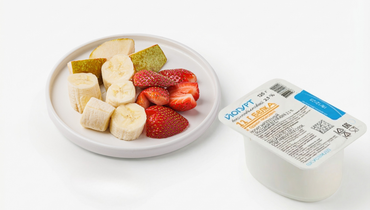 Йогурт со свежими фруктами:банан, груша, клубника