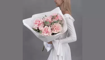 Букет из&nbsp;5 розовых, французских роз с&nbsp;эвкалиптом FMART by flowwow