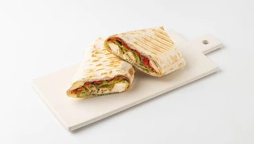 Фреш-ролл с курицей, овощами и соусом том-ям на гриле, кафе