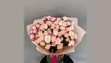 Букет из&nbsp;15 кустовых роз в&nbsp;нежной упаковке FMART by flowwow