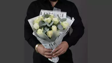 Изображение товара Букет из 11 белых роз с эвкалиптом от Цветы Анютины глазки