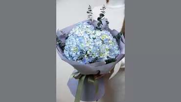 Стильный букет из&nbsp;3 голубых гортензий и&nbsp;эвкалипта