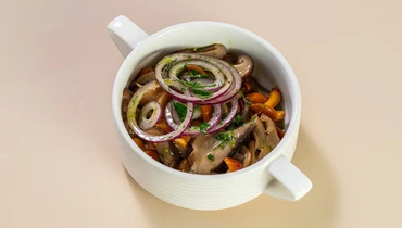 Маринованные грибы с&nbsp;луком и&nbsp;ароматным маслом