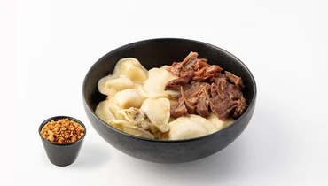 Изображение товара Щечки томленые с варениками с картофелем и грибами и луком фри