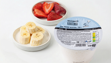 Рисовая каша со свежим бананом и&nbsp;клубникой