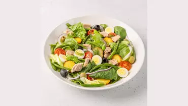 Большой салат Нисуаз с&nbsp;тунцом, картофелем, перепелиным яйцом, томатами, листьями салата и&nbsp;красным луком