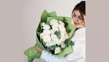 Монобукет из&nbsp;5 штук белой кустовой хризантемы с&nbsp;эвкалиптом "Гармония цвета" FMART by flowwow