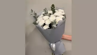 Изображение товара Букет белых хризантем с эвкалиптом FMART by flowwow