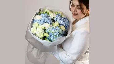 Авторский букет из&nbsp;гидрангии и&nbsp;кустовой розы "Облака" FMART by flowwow