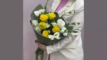 Изображение товара Авторский букет желтых роз и белой эустомы FMART by flowwow