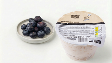 Овсяная каша со свежей голубикой