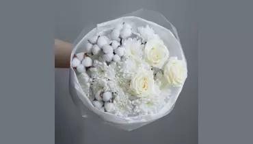 Изображение товара Белоснежный букет из роз, хризантем и хлопка FMART by flowwow