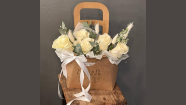 Изображение товара Белые розы в красивом оформлении «Любимой» FMART by flowwow