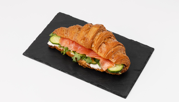 Изображение товара Круассан зерновой с форелью и сливочным сыром ВкусВилл 186 г